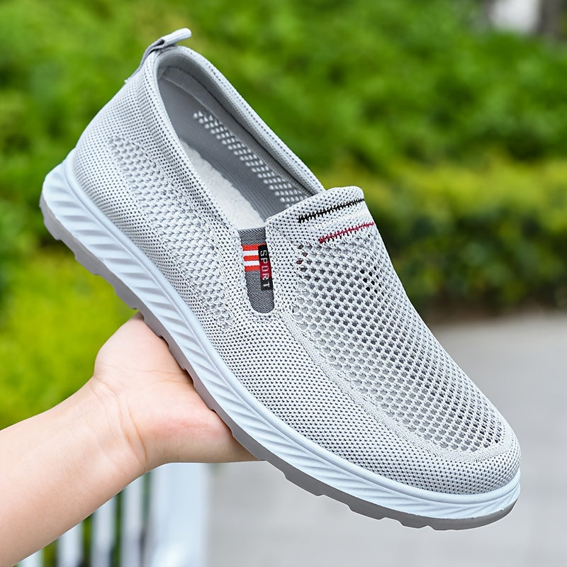 Erkaklar uchun sirg'alar, har qanday mavsumda ochiq havoda faoliyatlar uchun nafas oladigan va mustahkam, sirpanmaydigan to'quvga ega. Yurish, yugurish, piyoda sayr qilish va baliq ovlash uchun qulay.