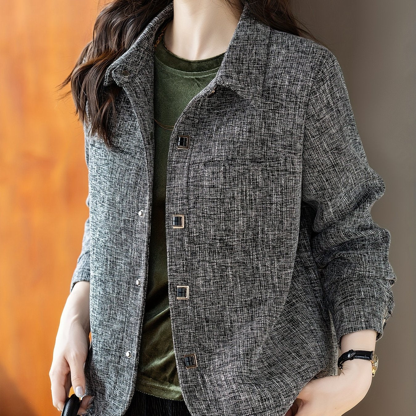 Ayollar uchun nafis tor kesimli uzun yengli jakk 100% polyesterdan tayyorlangan, Osiyo uslubidagi yaka, ozgina cho'ziluvchanlik va tugma tafsiloti bilan. Bahor/kovak uchun ideal, qo'shimcha o'lchamlarda mavjud.