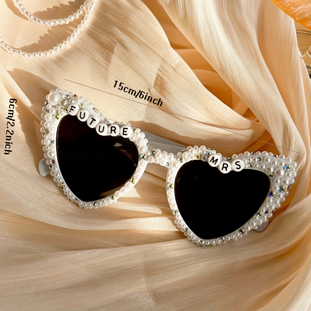 Gafas de sol con corazón de novia con pedrería y detalles de perlas para despedida de soltera y boda