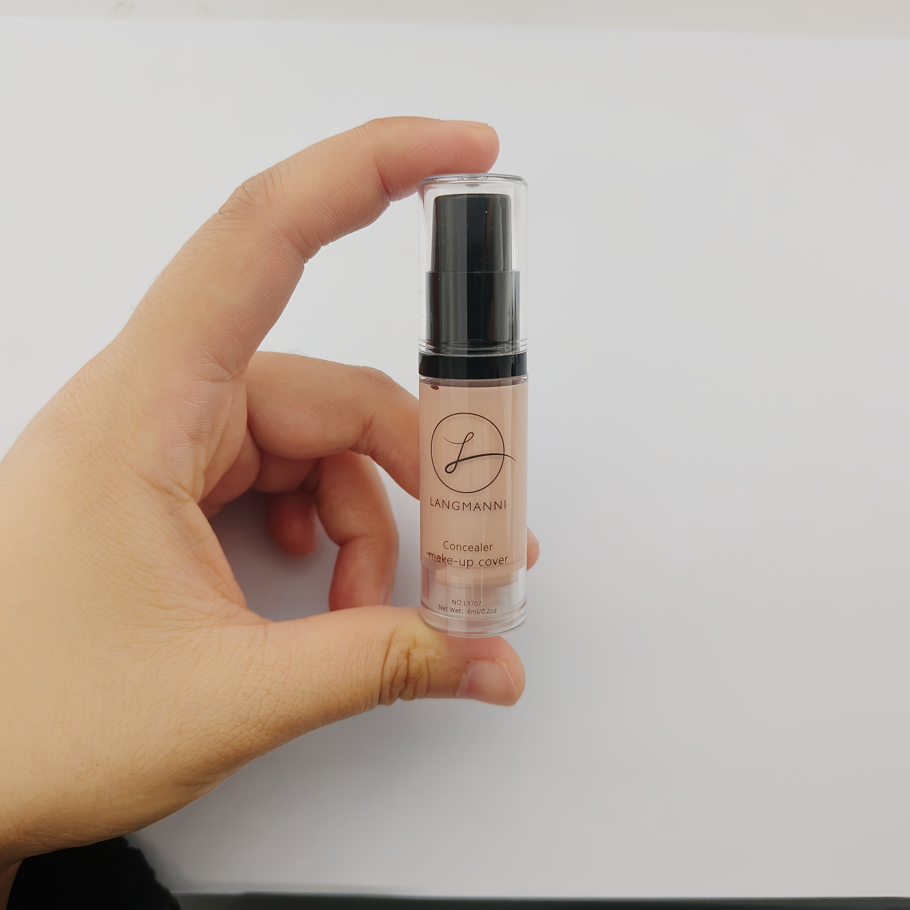 Long-Lasting Concealer with Smooth Finish and 4-Color Powder Base for All Skin Types