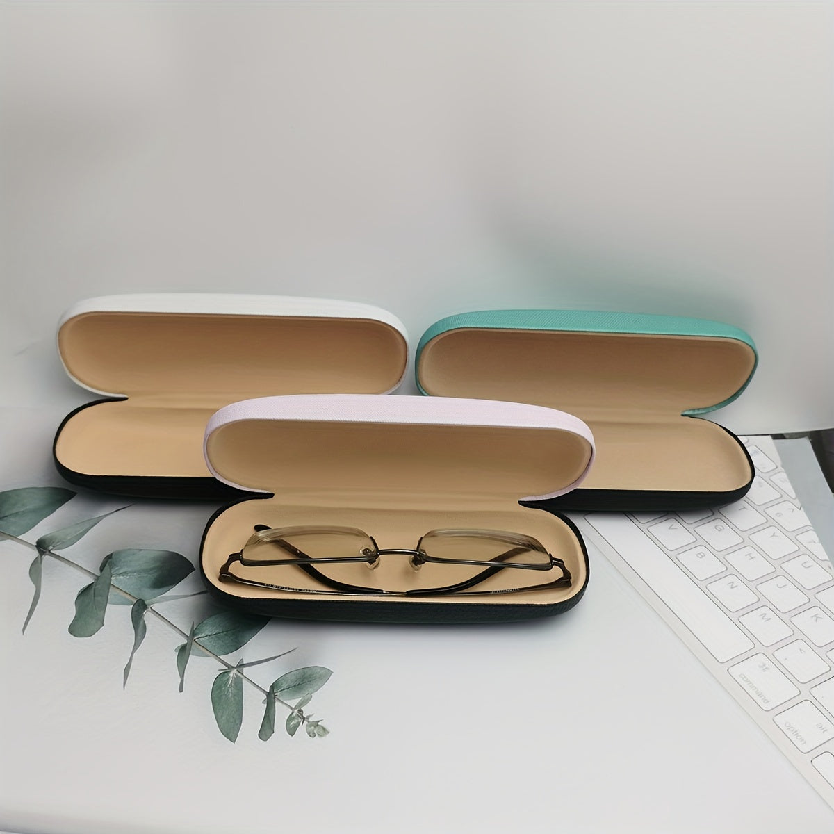 Yakkalik qattiq qopqoqli ko'zoynak qutisi jozibali qo'l bilan bo'yalgan multfilm dizayni bilan. Ushbu mustahkam ushlagich ko'zoynaklaringizni himoya qiladi va erkaklar va ayollar uchun mos keladi. Portativ temir quti kattalar uchun harakatda juda qulay.