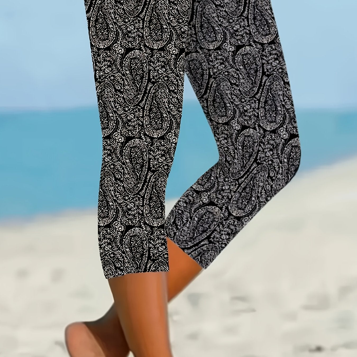 Women's Black and White Floral Print High-Waisted Capri Leggings Stretchy Slim Fit