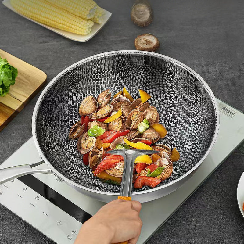 Honeycomb Non-Stick Uncoated Wok, zanglamas po'latdan yasalgan oshpaz tutqichi bilan, chizishdan himoyalangan, gaz va induksion plitalar uchun mos, faqat qo'l bilan yuvish uchun mo'ljallangan qozon.