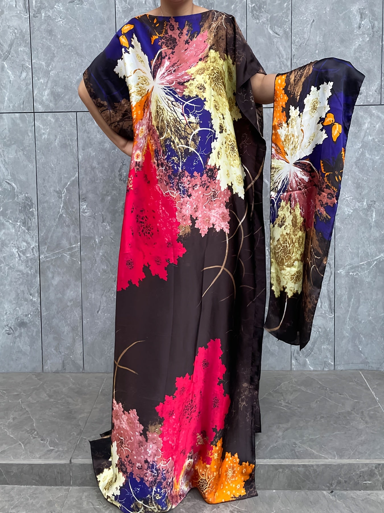 Ayollar uchun kattaroq o'lchamdagi gul naqshli uzun ko'ylak, qisqa qo'llar va sharf bilan