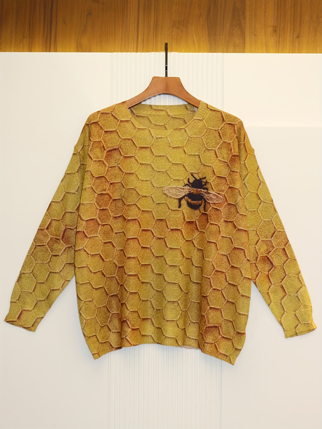 Plus-Size Women's Bee Print Lightweight Sweater Round Neck Pullover with Ribbed Detail