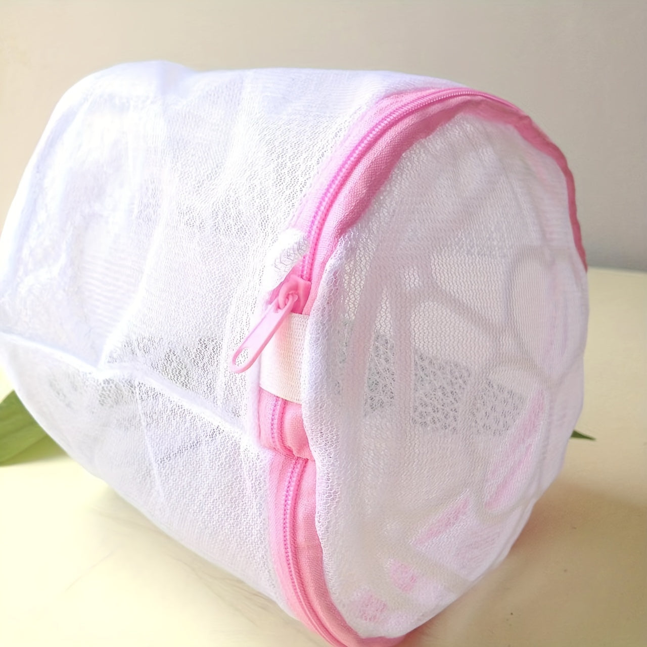 Bolsa de lavandería de malla de poliéster rosa para delicados con cremallera y patrón hexagonal