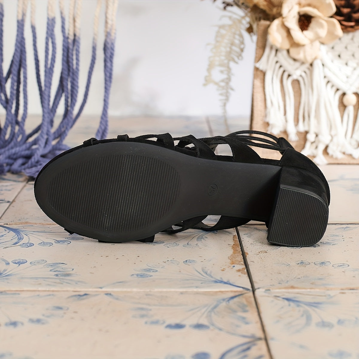 Ayollar uchun sexy qora yuqori poshnali poyabzal, kesilgan dizayn, ochiq barmoq, orqa fermuar, flanel yuqori qismi, PU astar va kauchuk taglik.