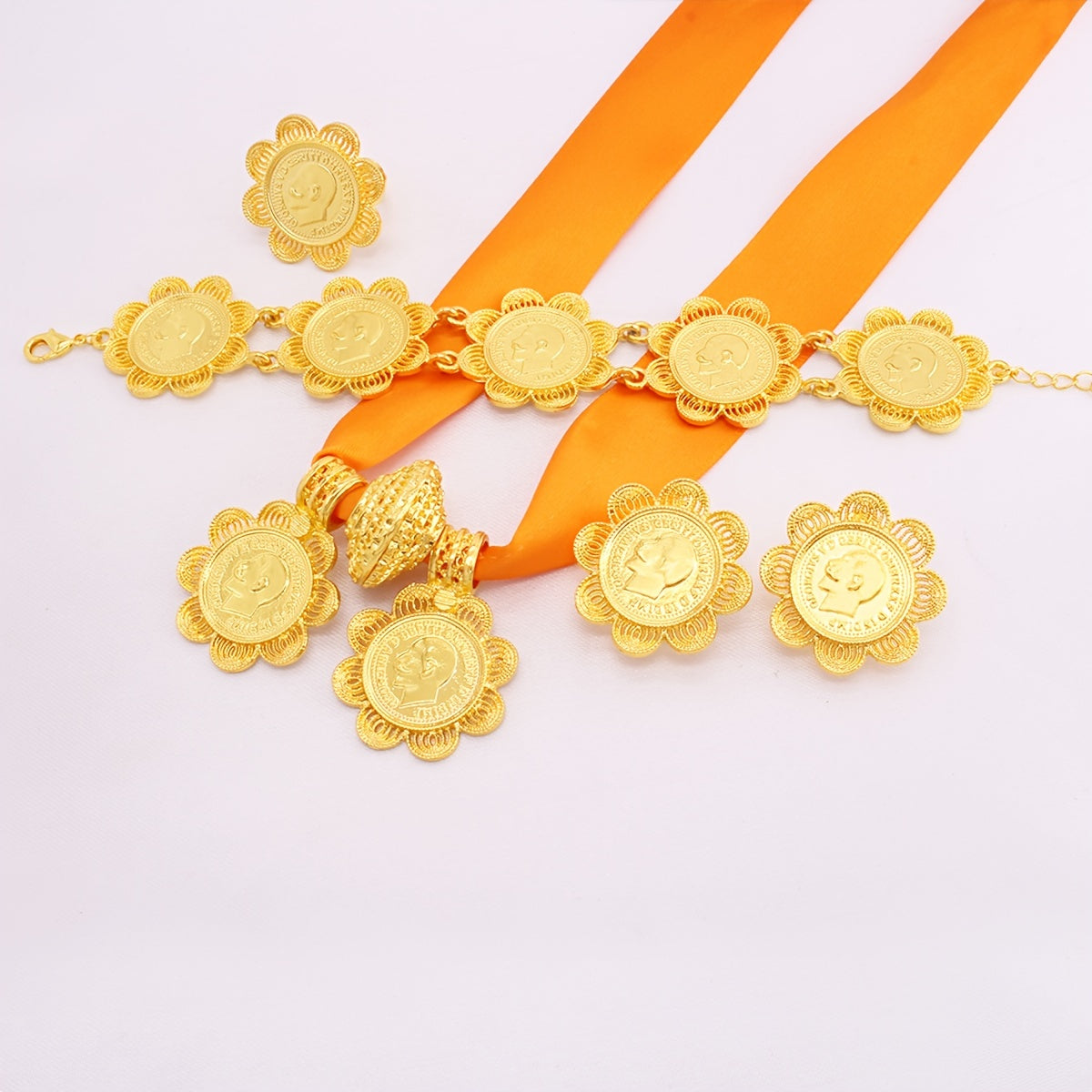 5 ta qismdan iborat hashamatli zargarlik to'plami, shu jumladan, taqinchoqlar, marjon, bilaguzuk va uzuk. Bir nechta ranglarda tanlash uchun muhr va gullar chetiga ega dizaynni o'z ichiga oladi. An'anaviy kelin kiyimlari uchun mukammal.