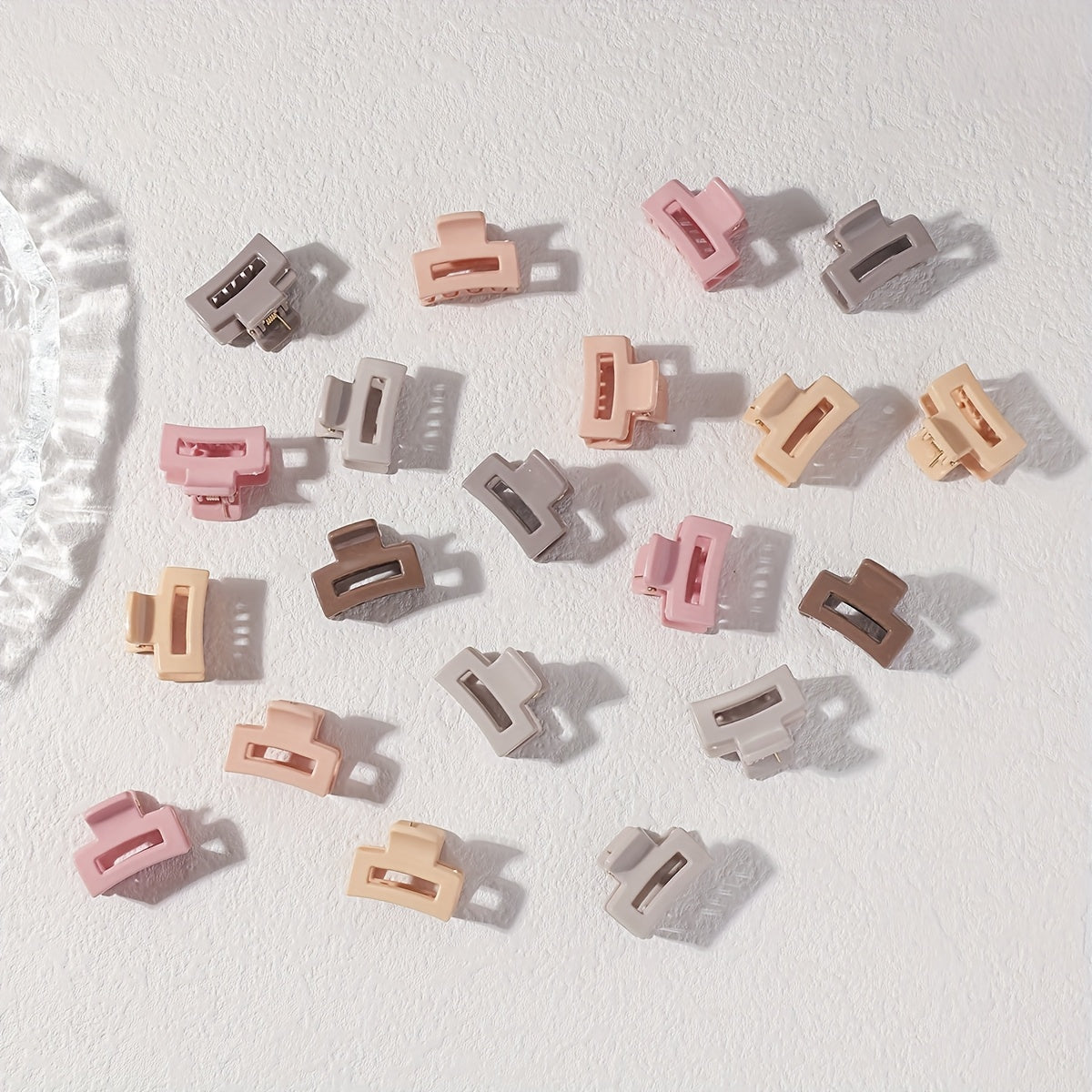 10/20 ta pushti qahva kichik soch qisqichlari nozik/qalin sochlar uchun mos rangli ranglarda. Oson kiyiladigan oval multfilm uslubidagi qisqichlar tug'ilgan kunlar va har kuni kiyish uchun mukammal moda aksessuarlarini yaratadi.