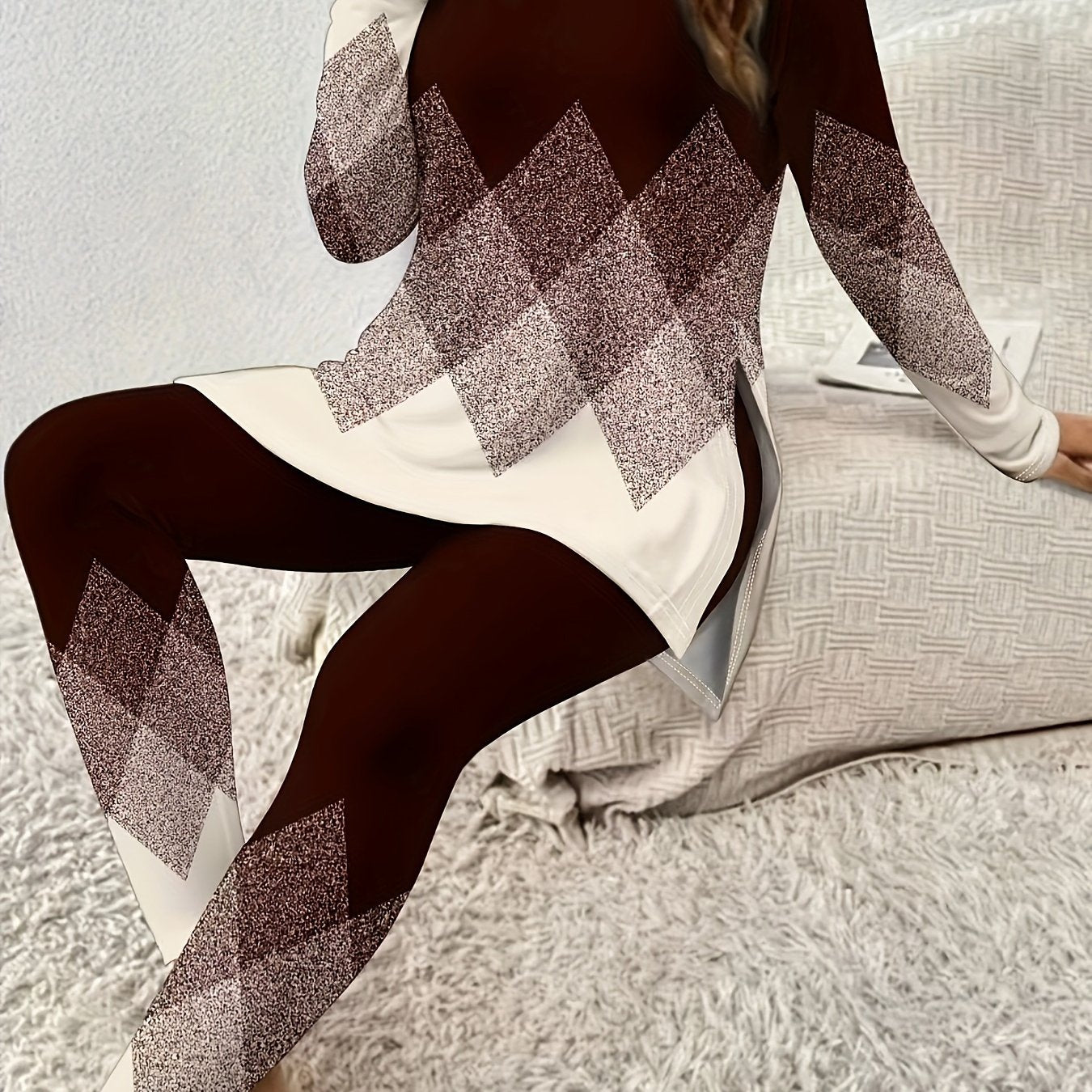 Zarif plitka naqshidagi plus size ikki qismli to'plam, uzun yengli ko'ylak va yon yirtilishi bo'lgan shimlar. Ayollar uchun tasodifiy kiyim.