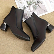 Qizil barmoq uchi, qalin to'pi va kuz va qish uchun iliq astar bilan zamonaviy ayollar botinkalari. Tasodifiy va modali bo'yinbotinlar.