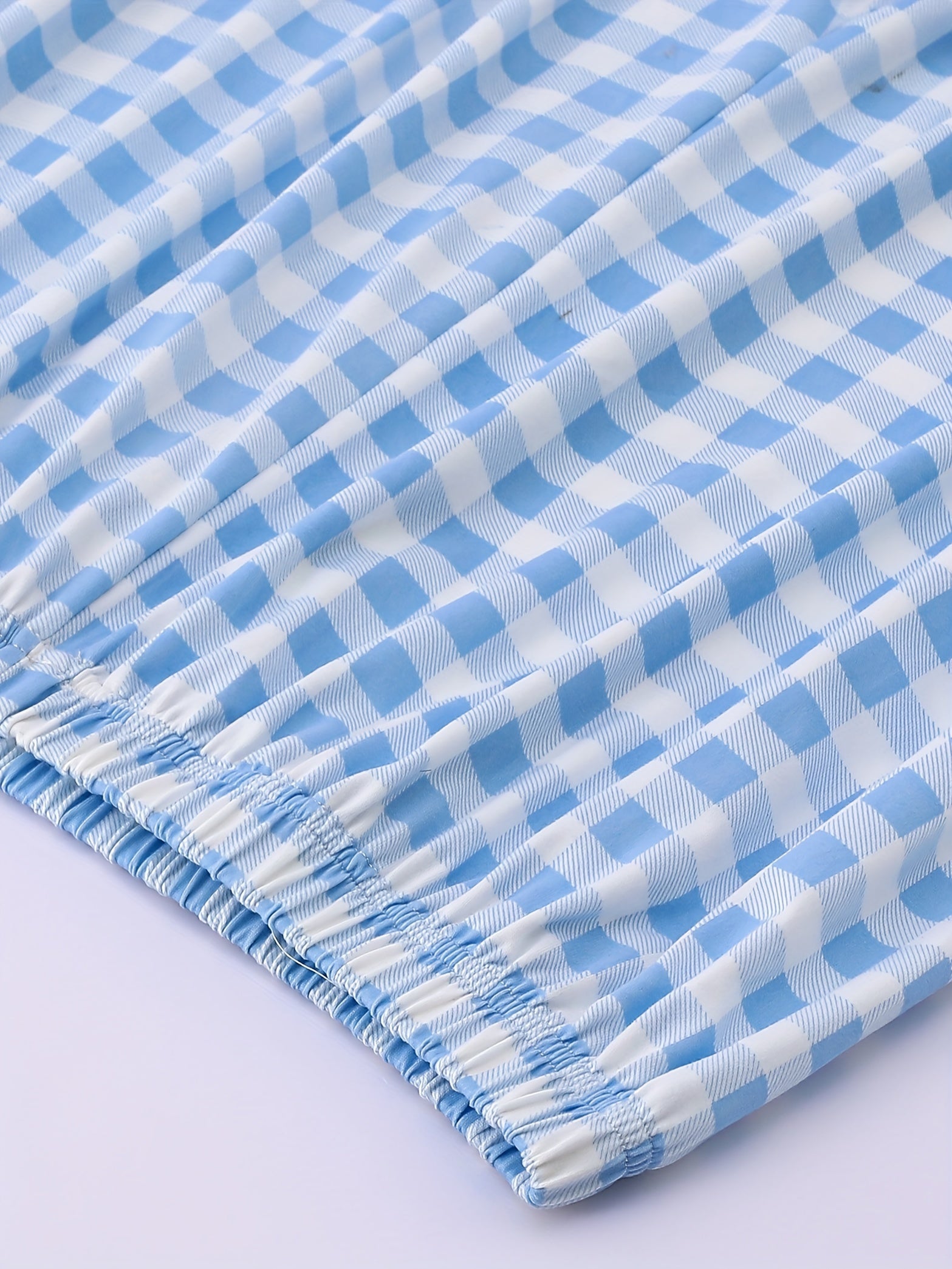 Ayollar uchun plussiz qulay pijama to'plami, yumshoq uzun qo'lqopli futbolka va qulay loungewear uchun plitkali shimlar.