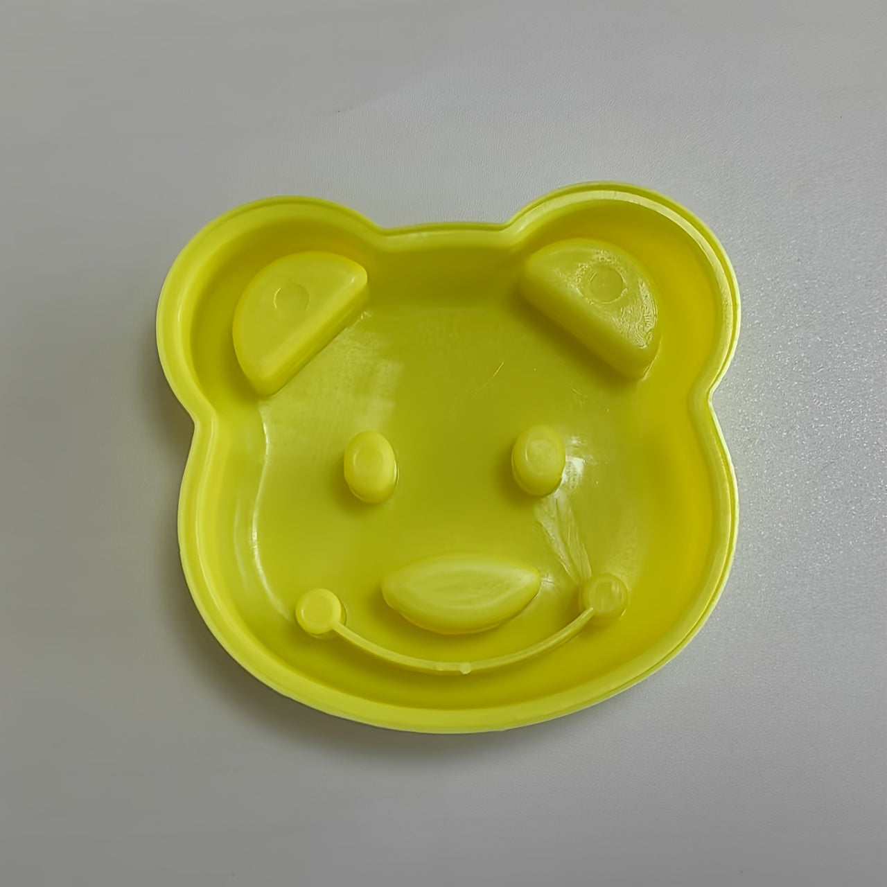 Plastic Bear-Shaped Sandwich Cutter for Creative Snacks and Breakfasts
