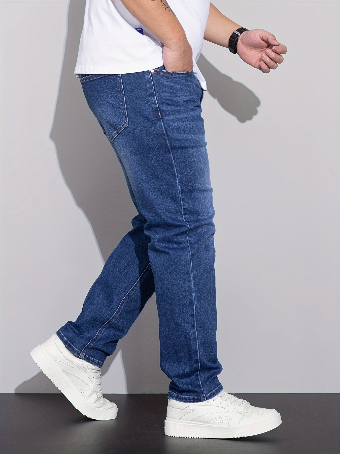 Erkaklar uchun plussiz denim jinsi shimlar, qulay cho'zilish bilan to'g'ri oyoq shimlar, 65% paxta, 33.7% poliester va 1.3% spandeksdan tayyorlangan mustahkam rangli yuvilgan asosiy kiyimlar. 370g/m² to'qilgan mato xususiyatlariga ega.