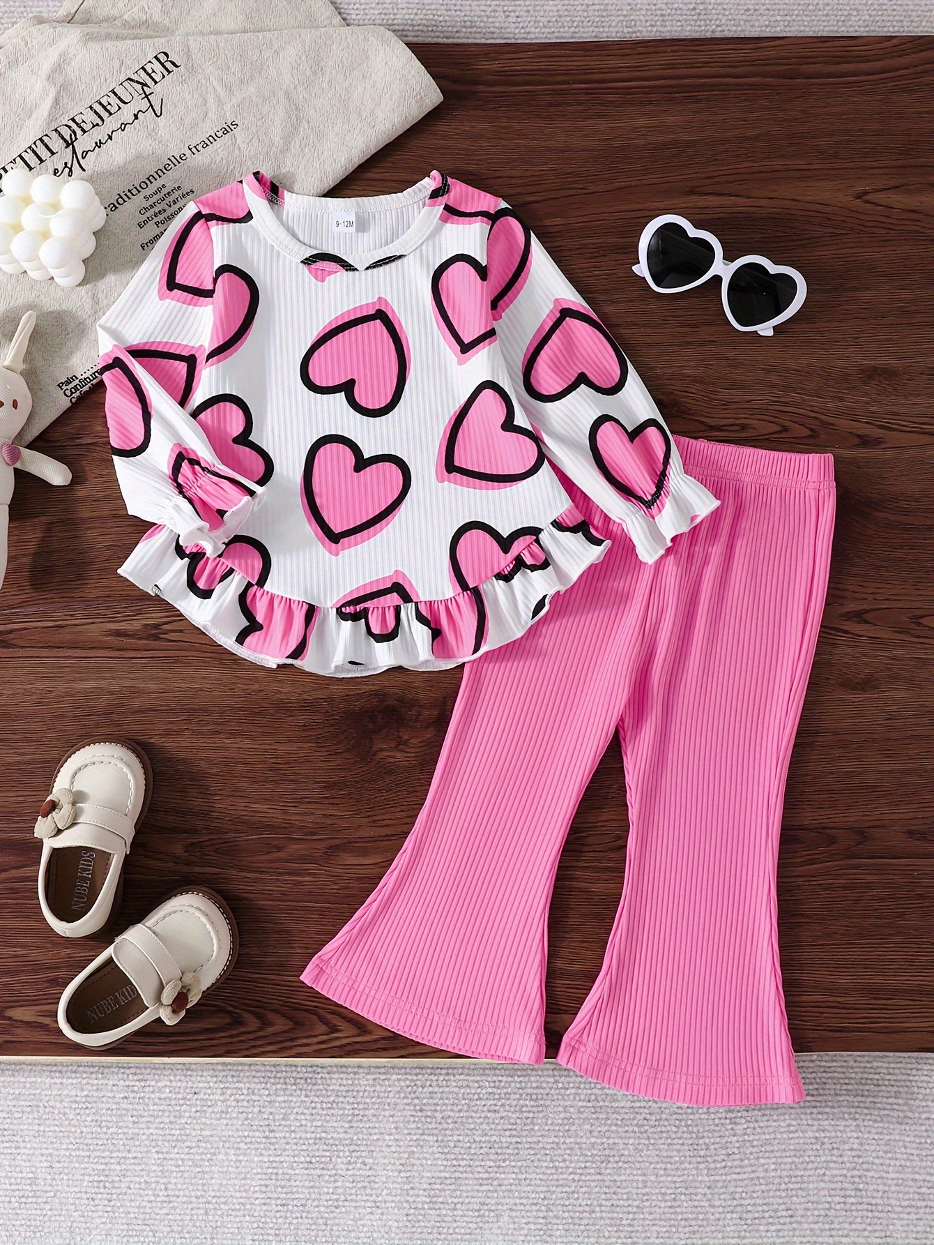 Yoz va kuz uchun yoqimli tasodifiy dizaynga ega ikki qismli to'plam, yurak naqshiga ega doira bo'yinli uzun qo'lqopli bluzka va tashqi kiyim uchun bir rangli ribbed shimlar.