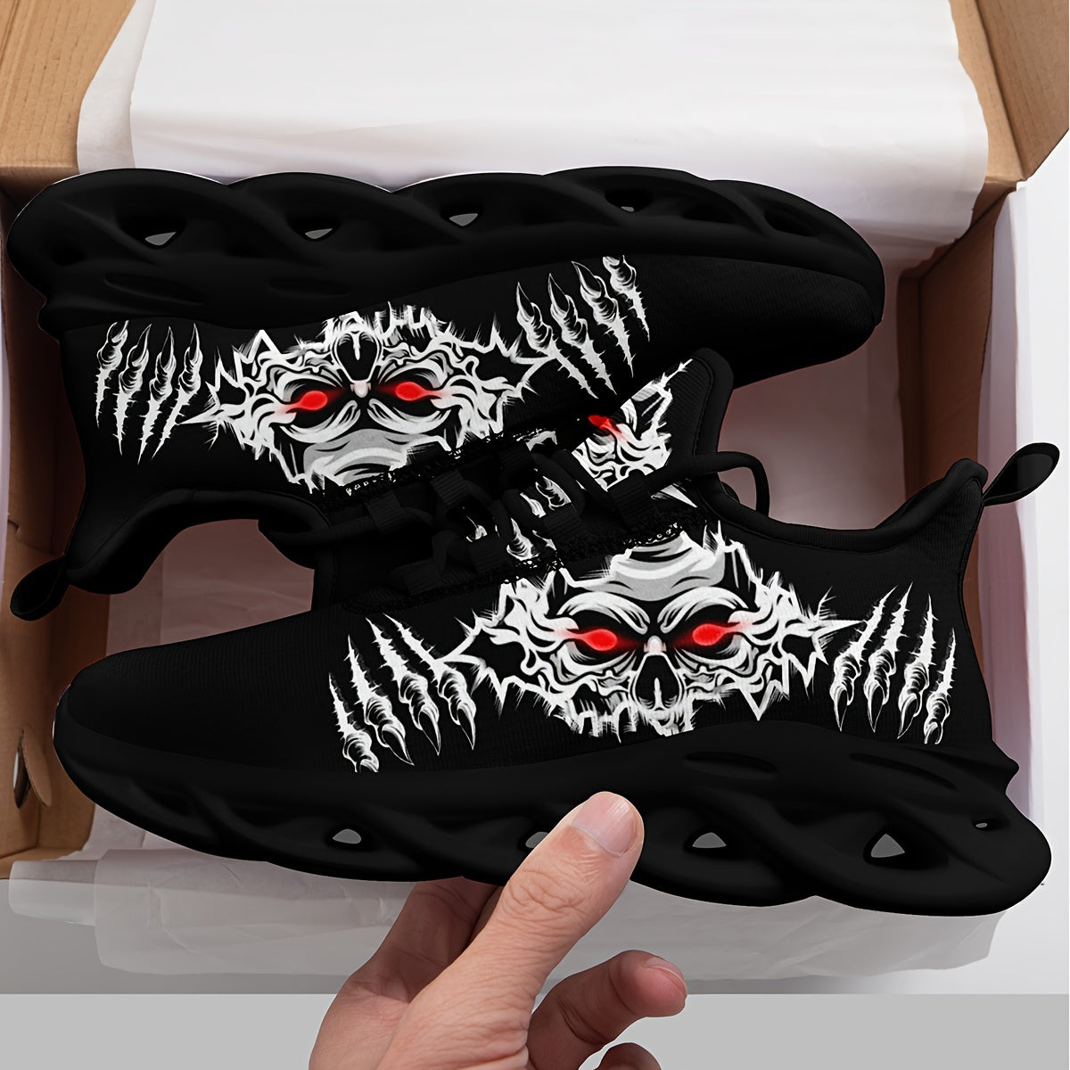 Erkaklar uchun katta o'lchamdagi bosh suyagi naqshli krossovkalar, ochiq havoda faoliyatlar uchun nafas oladigan va mustahkam.