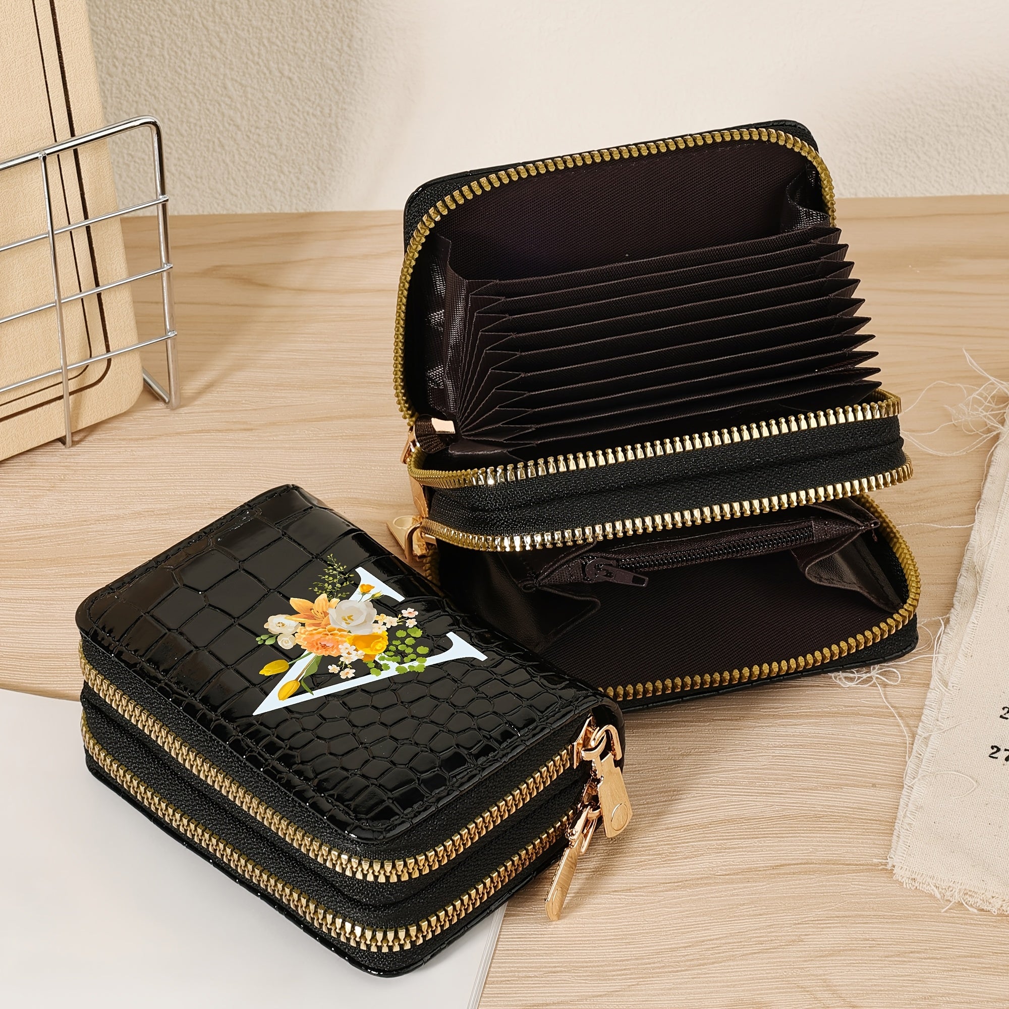 Bir nechta slotlari va zamonaviy fermuari bo'lgan mustahkam kredit karta saqlash sumkasi, maktab, yotoqxona va maktabga qaytish uchun zarur bo'lgan buyumlar uchun.