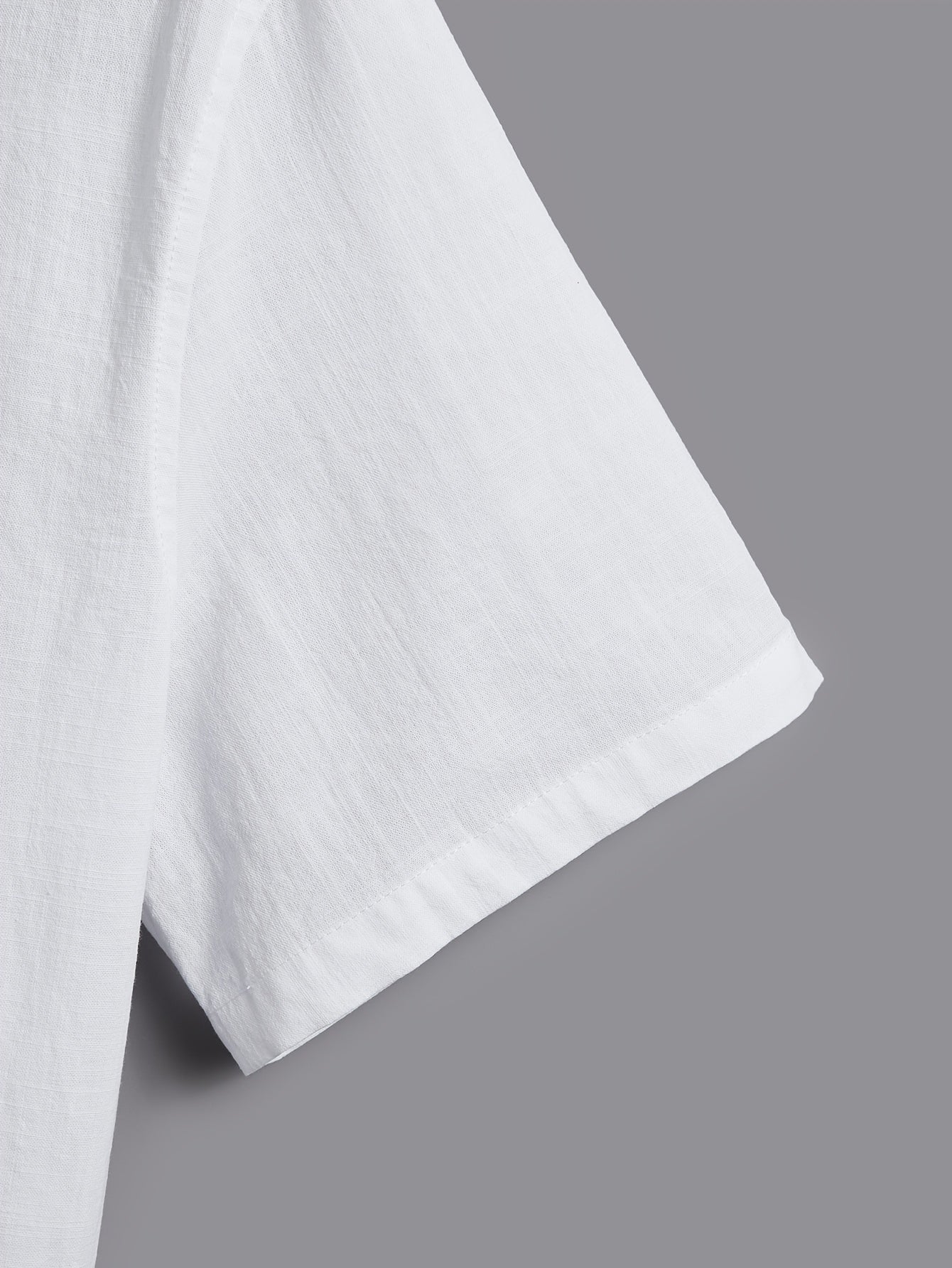 Paxta erkaklar uchun tasodifiy ko'ylak, yuqori bo'yin, oddiy kesim, bir xil rang, to'qilgan mato, tugma yopilishi, qirralangan tafsilotlar, katta o'lcham.