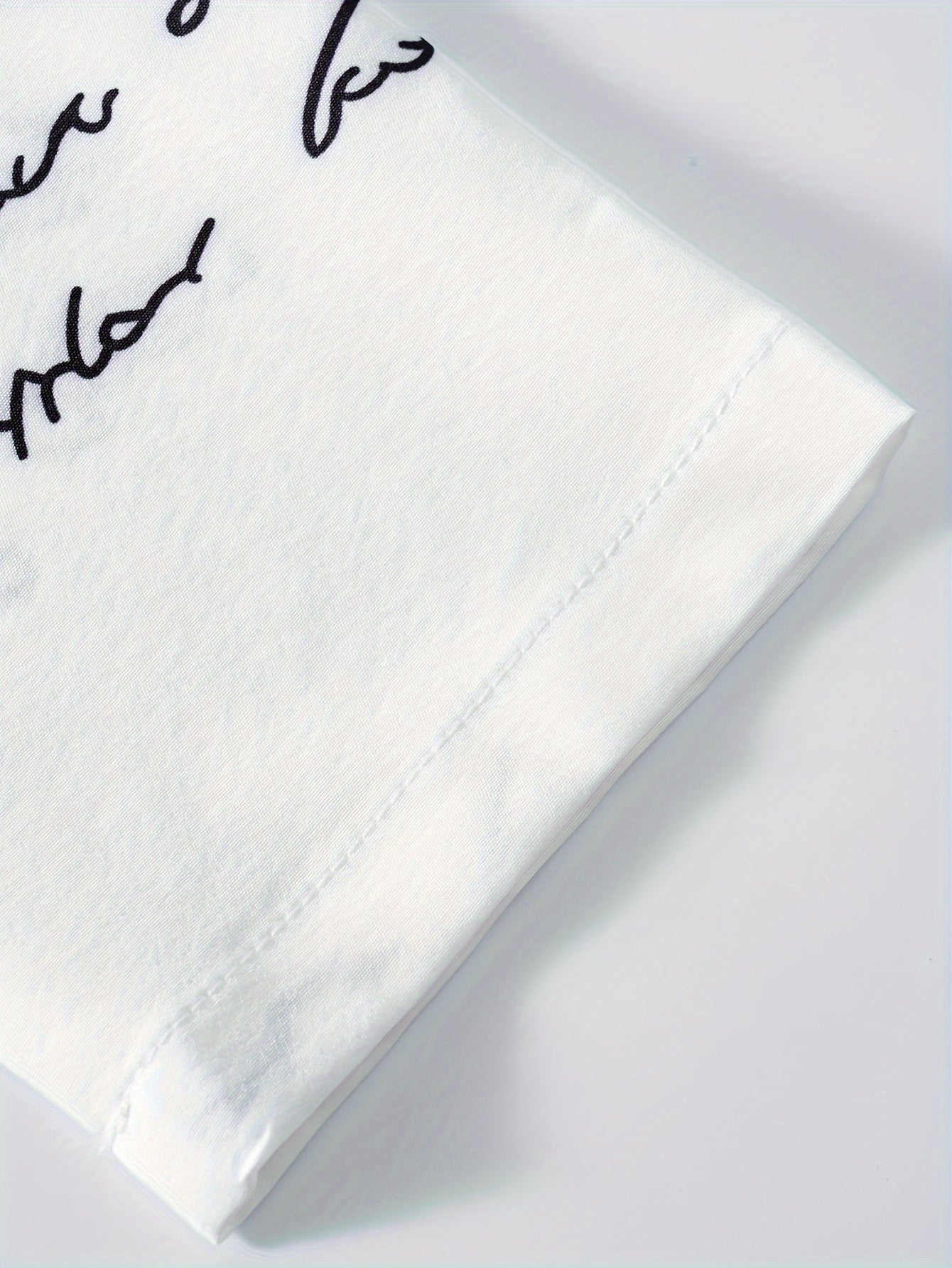 Yoz va kuz ta'til uslubi uchun harf bosma, tugmachali old qismi va uzun yenglari bo'lgan maksi ko'ylak.