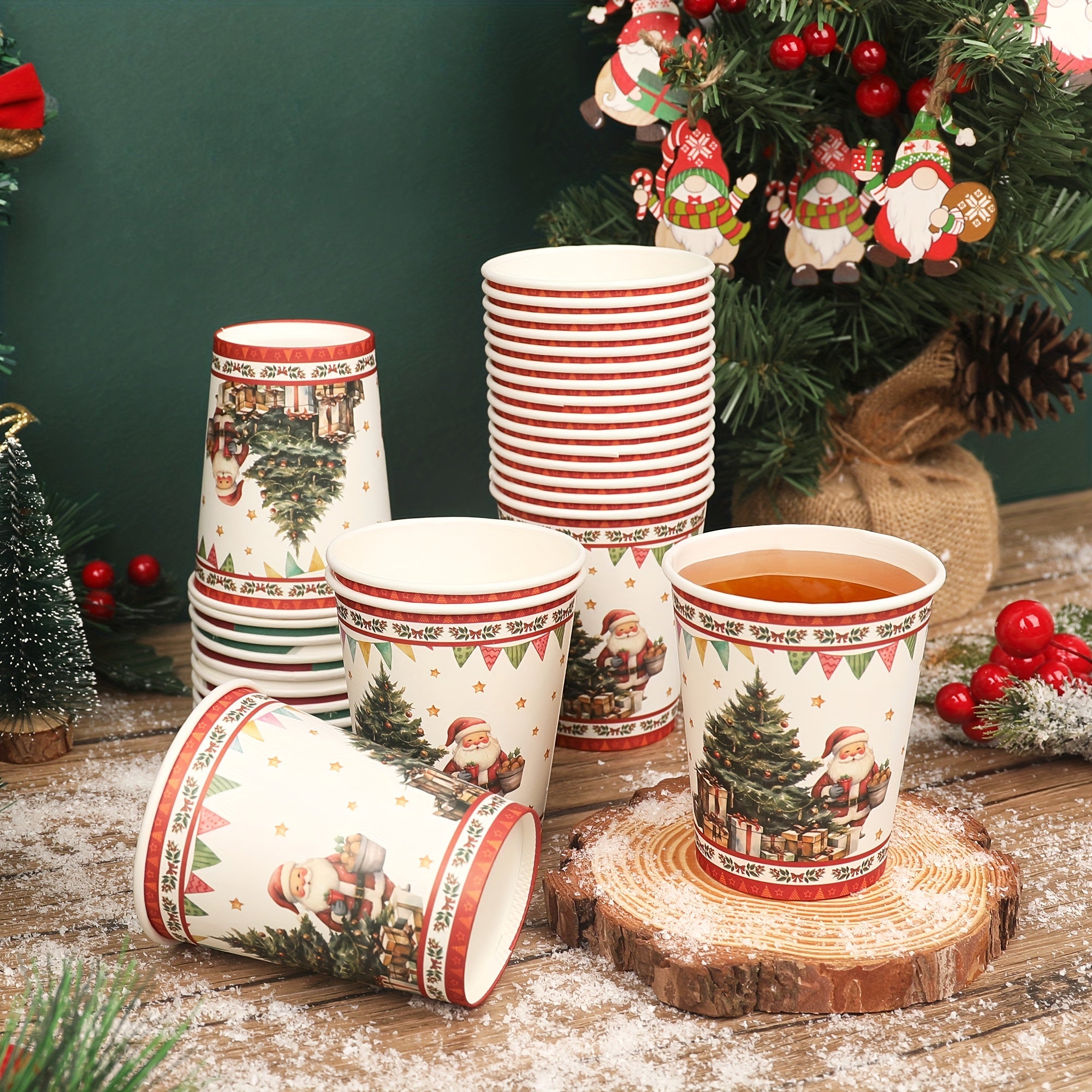 Qog'ozdan yasalgan bir martalik chashka Rojdestvo daraxti va Eski odam naqshli bayram kechasi uchun 8oz