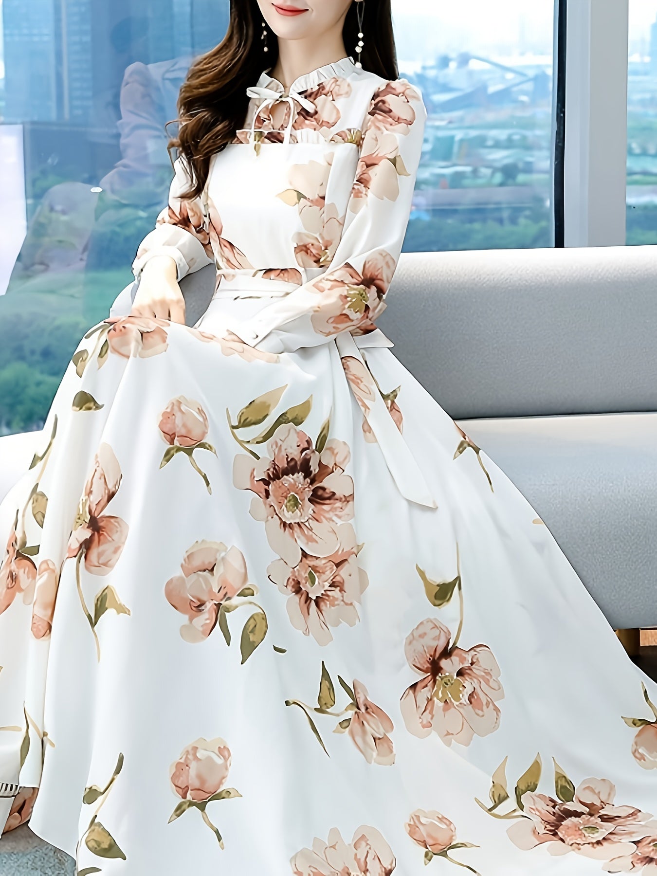 V-yuqori, pliseli bel va uzun oqayotgan yubka bilan bezatilgan zamonaviy gullar bilan A-siluetli ko'ylak, mashinada yuvish mumkin bo'lgan polyesterdan tayyorlangan.