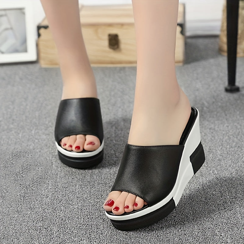 Yozgi qulaylik uchun qalin taglik va soxta qoplama tasmalari bilan qora va oq peep-toe wedge sandallar
