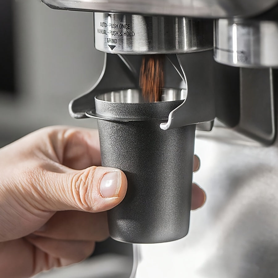 Mustahkam zanglamas po'latdan yasalgan qahva dozasi stakanini qo'lga oling, bu qahva donalarini maydalash va espresso tayyorlash uchun mukammaldir. 58mm, 53mm va 51mm o'lchamlarida, jozibali kumush va zamonaviy qora ranglarda mavjud.