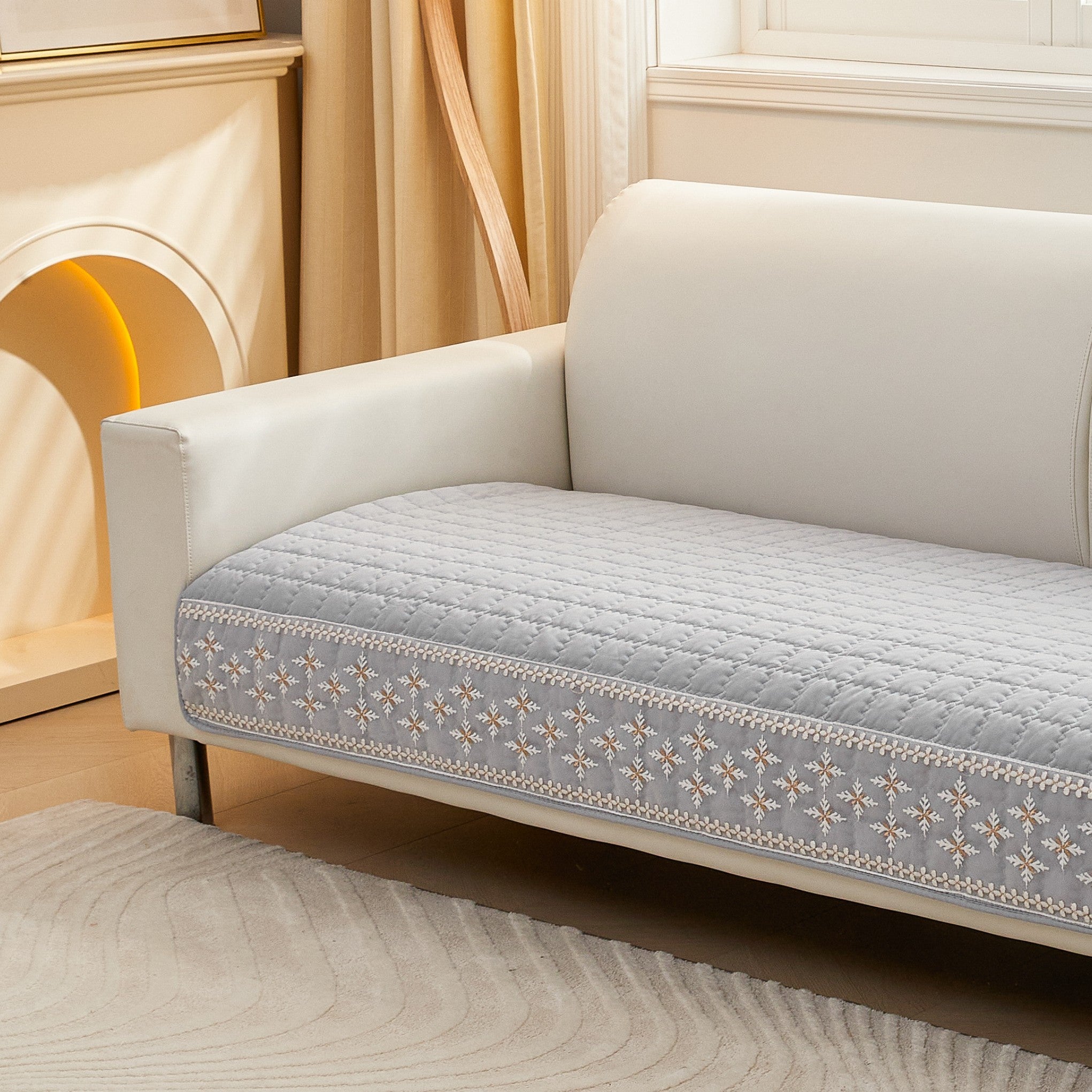 Qor to'pi dantel bezakli va sirpanishga qarshi orqa qoplamali vafli tikuvli divan qoplamasi.