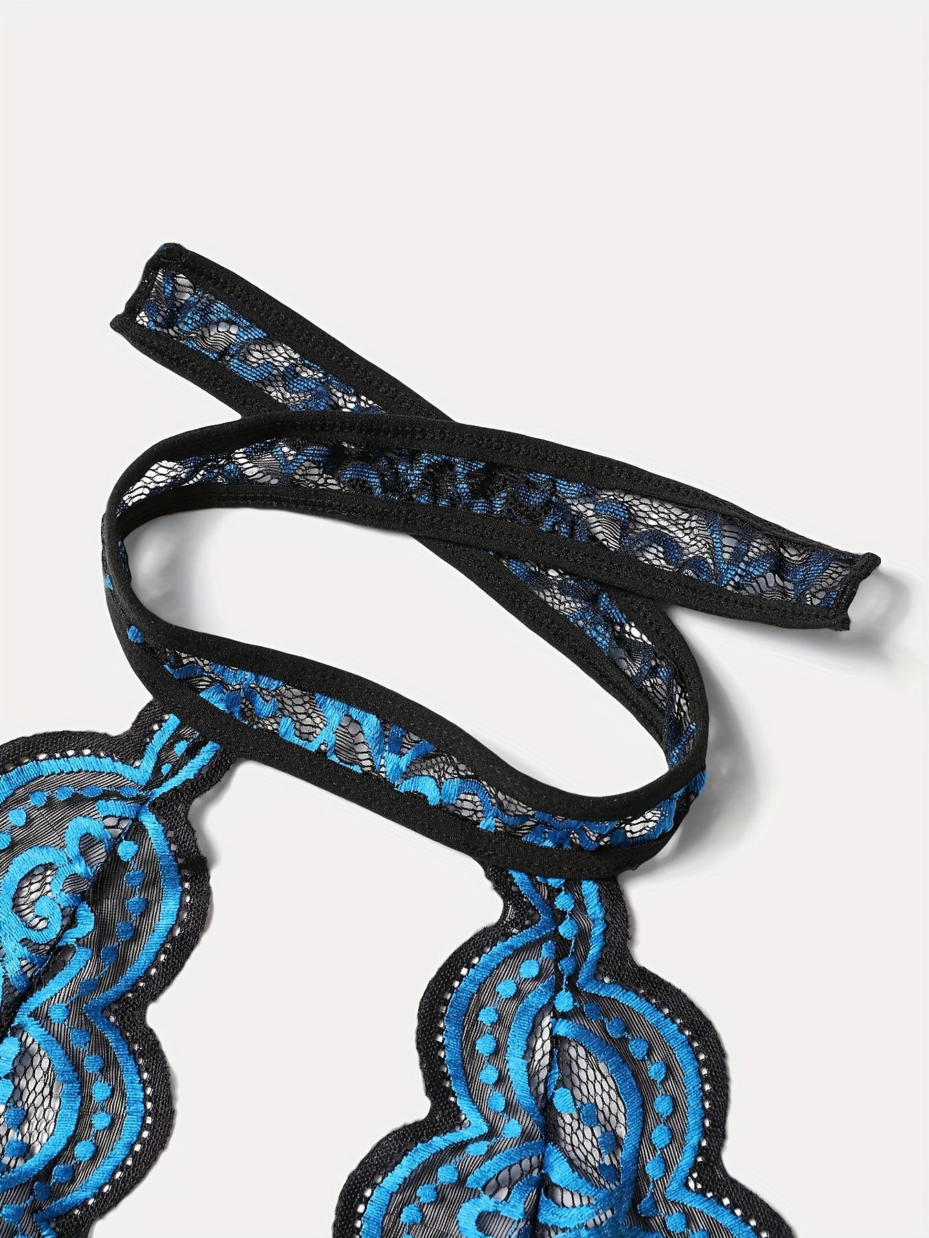 Jozibali kadife ichki kiyim, chuqur V-shakl va ochiq orqa dizayni bilan.