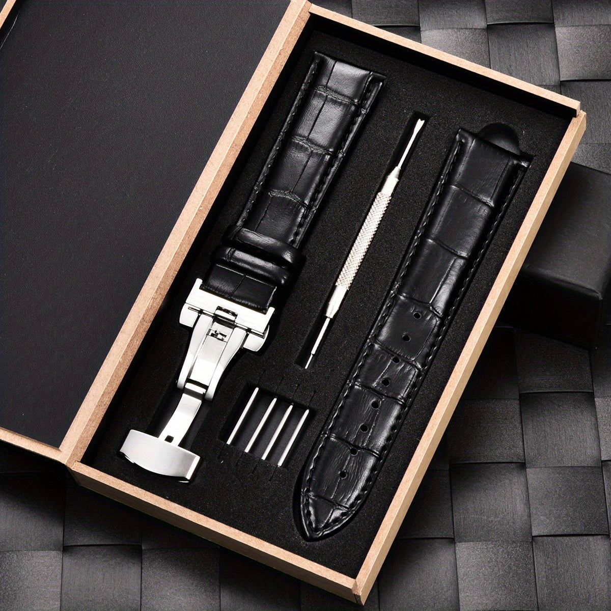 Ремешок для часов из PU-кожи с застежкой-бабочкой из нержавеющей стали, доступен в размерах 18 мм, 20 мм, 22 мм и 24 мм, поставляется в коробке.