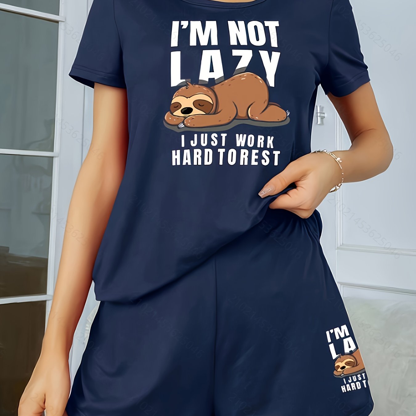 Kattalar ayollar uchun pizhama to'plami, sloth bosma bilan paxta-polyester tikilgan qisqa qo'lli ko'ylak va shortlar