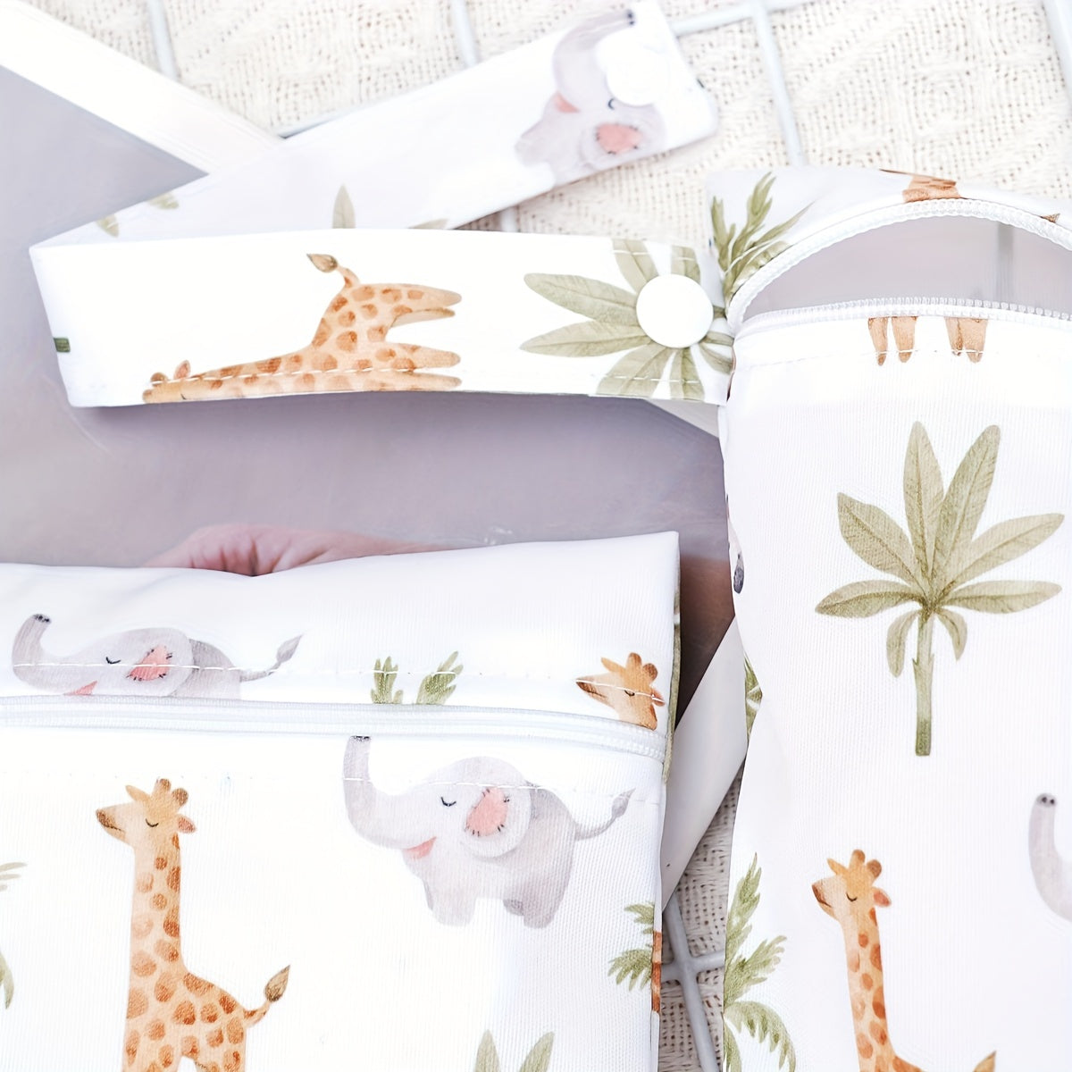 3 ta suv o'tkazmaydigan mato pampers saqlash sumkasi to'plami, bitta cho'ntakli yuviladigan nam-quruq sumkalar; suzish kiyimlarini saqlash uchun mukammal