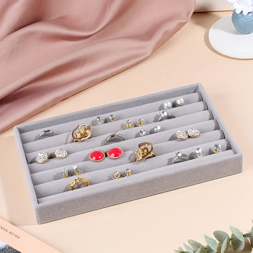 Kulrang velur zargarlik buyumlarini namoyish qilish standi, uzuk va sirg‘a uchun teshiklar bilan