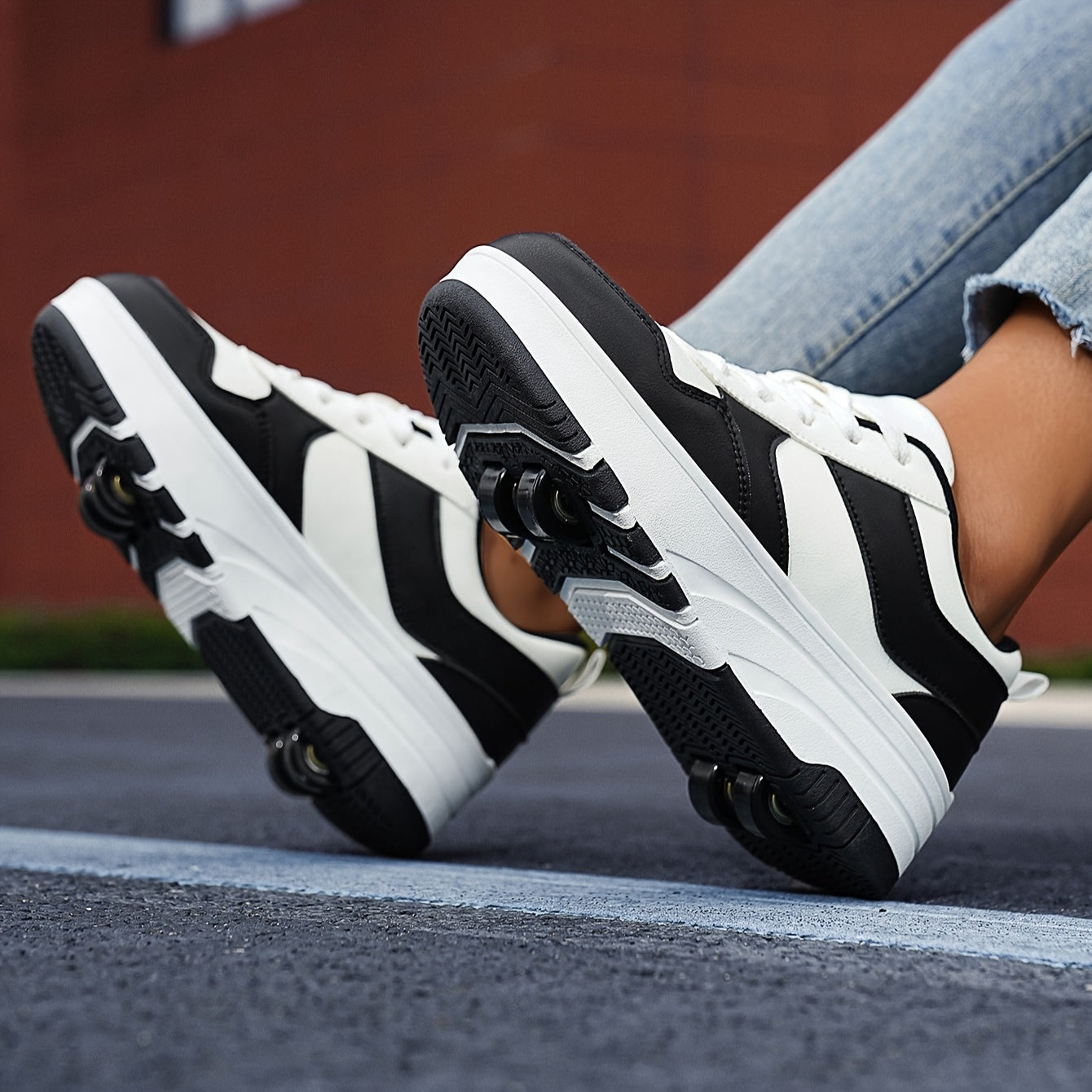 Yoshlar uchun pushti va oq dizayndagi retro uslubidagi moda rolikli konkilar, sozlanadigan qistirma tasmalari va nafas oladigan material. Partiyalar, sport va tasodifiy kiyimlar uchun mukammal. Mustahkam TPR.