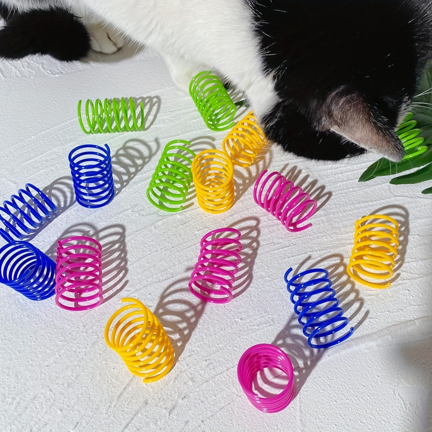 100-Pack Cat Spring Toys Plastic Coil Springs for Interactive Play Teeth Cleaning Exercise