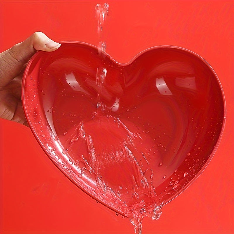 Сердцевидные пластиковые тарелки для подачи в красном цвете для особых случаев.