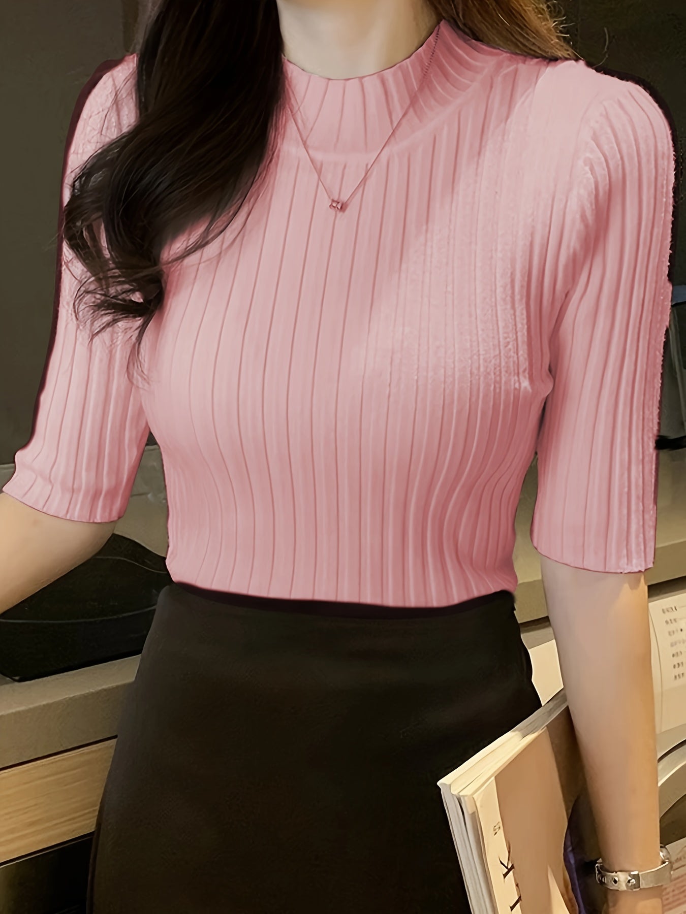 Camiseta de poliéster de punto de canalé con dobladillo plisado, cuello redondo, manga corta, ajuste ajustado