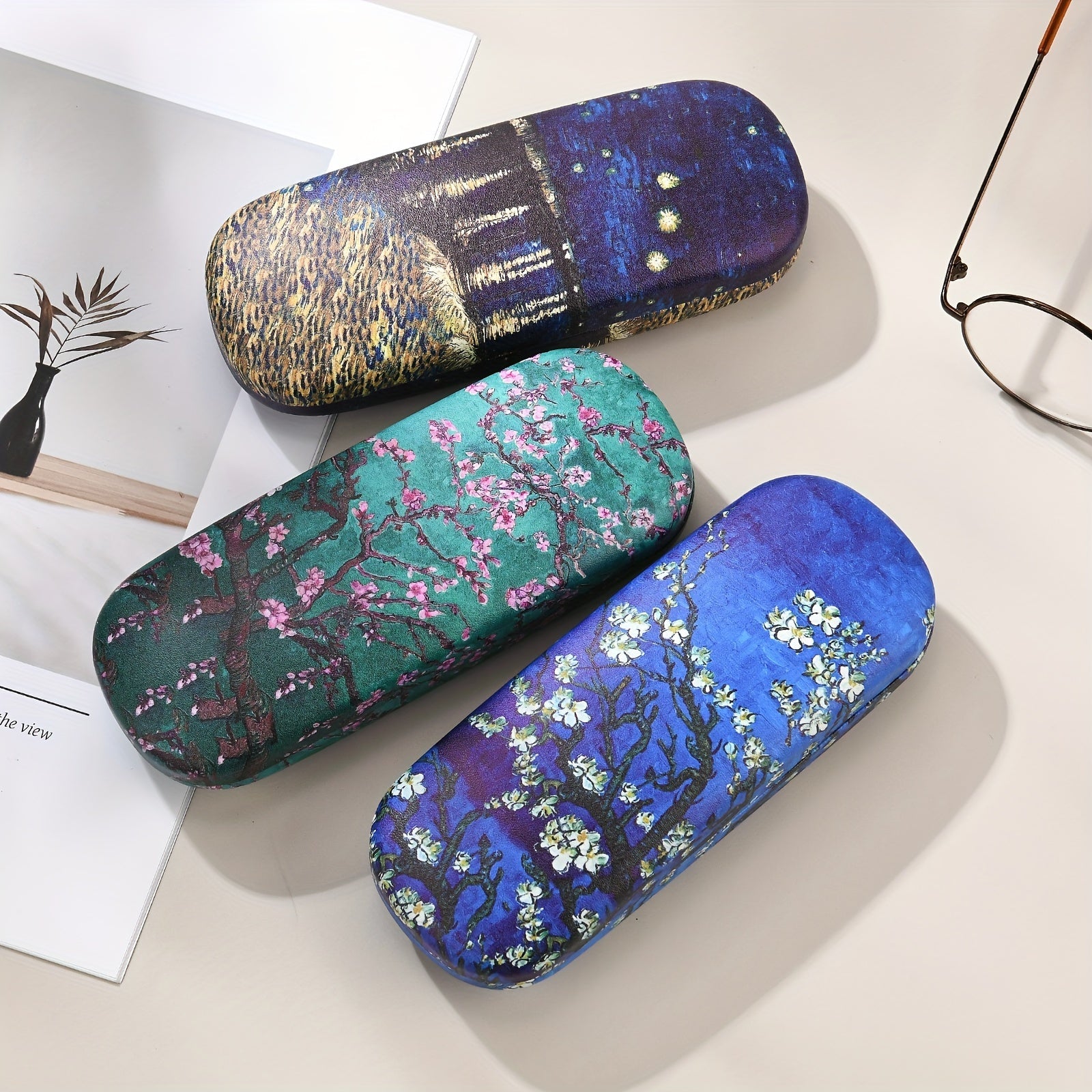 Van Gogh ilhomlangan moda ko'zoynaklari qutisi - erkaklar va ayollar uchun zamonaviy va mustahkam ko'zoynak saqlash yechimi. Chiroyli rasm bosmasi bilan, bu portativ quti talabalar va moda ko'zoynaklari ishqibozlari uchun mukammaldir.