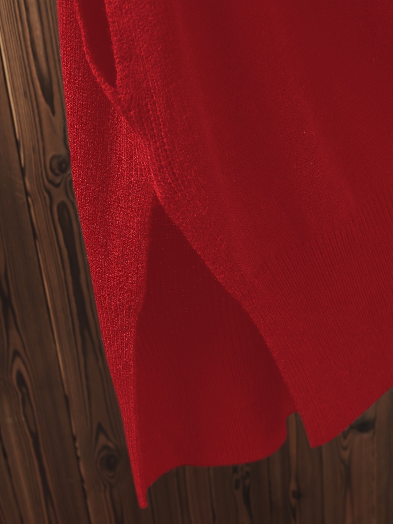 Katta o'lchamdagi ayollar uchun yirtqichlari bo'lgan bir rangli V-yuqori pullover.