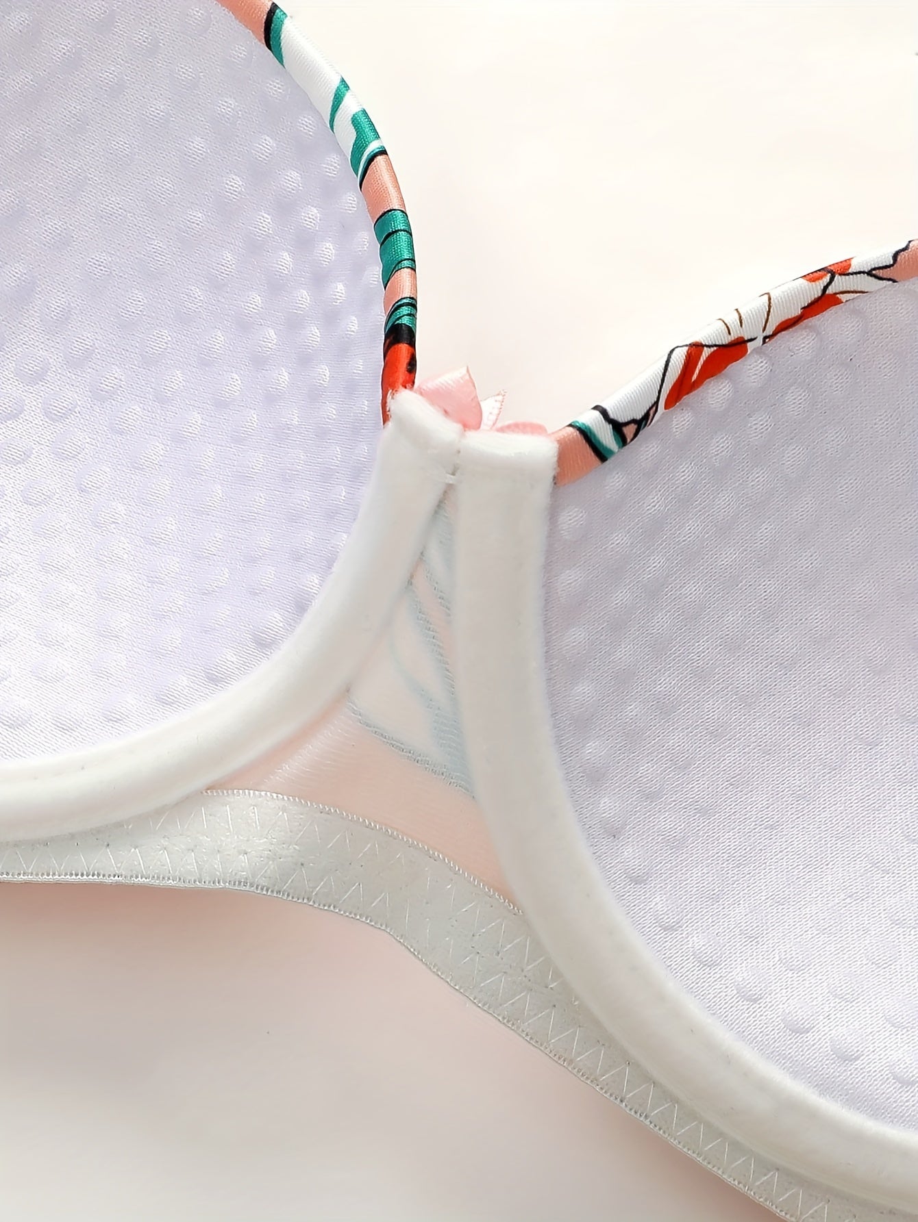 Gul naqshli push-up brassu va ichki kiyim to'plami: Jozibador, qulay, ko'rinmaydigan, qo'llab-quvvatlovchi ichki kiyim.