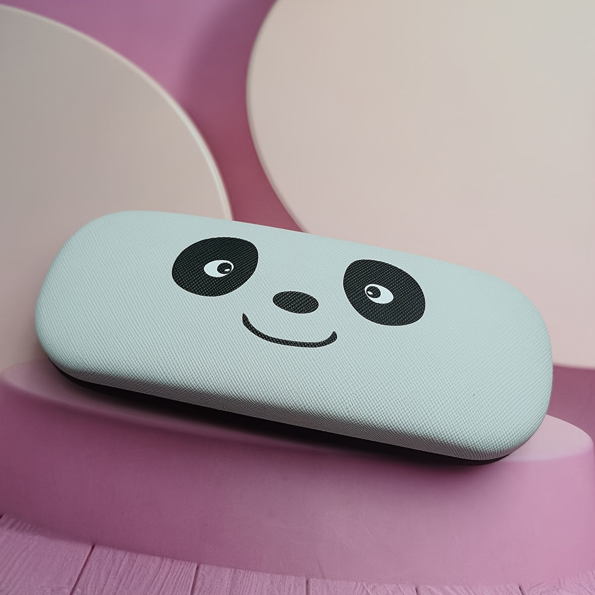 Yakkalik qattiq qopqoqli ko'zoynak qutisi jozibali qo'l bilan bo'yalgan multfilm dizayni bilan. Ushbu mustahkam ushlagich ko'zoynaklaringizni himoya qiladi va erkaklar va ayollar uchun mos keladi. Portativ temir quti kattalar uchun harakatda juda qulay.