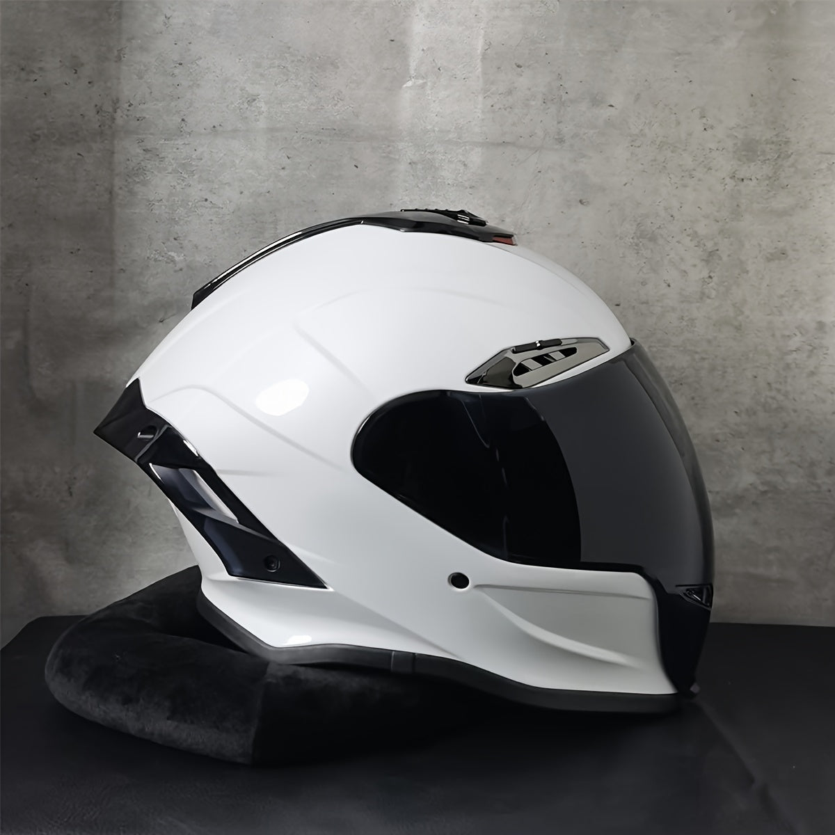 Full Face Motorcycle Helmet with Dual Visor Ventilation System and Quick Release for Men and Women