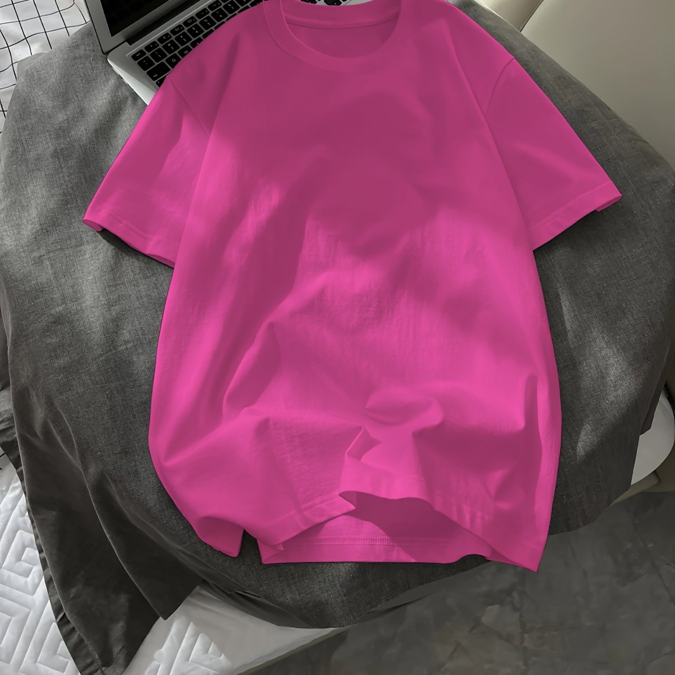 Yoz uchun erkaklar uchun bir rangli T-kofta, tasodifiy ko'cha uslubi