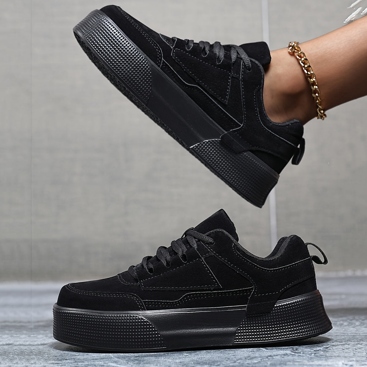 Ayollar uchun klassik bog'ichli pastki skateboard krossovkalari, bir xil rangli blok dizayni va balandlikni oshirish xususiyati bilan. PU yuqori qismi, mato ichki qismi va EVA tagligi bilan barcha mavsumlarda qulaylik uchun ishlab chiqarilgan.