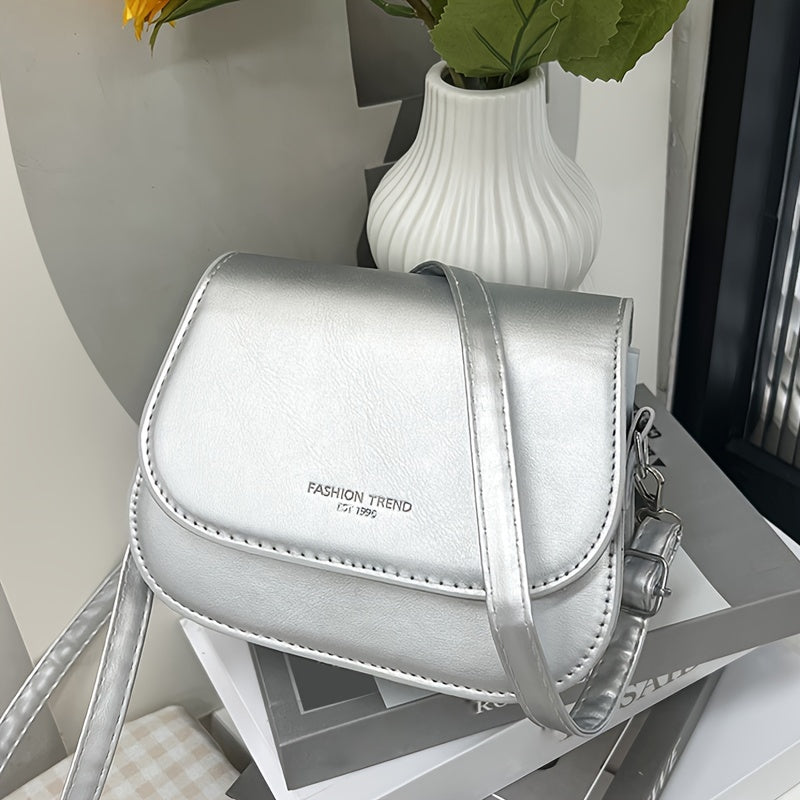 Silliq va zamonaviy ot bag'aji, tasodifiy tuzilishga va minimalist dizaynga ega, yelka ustida yoki diagonaldan taqilishi mumkin.