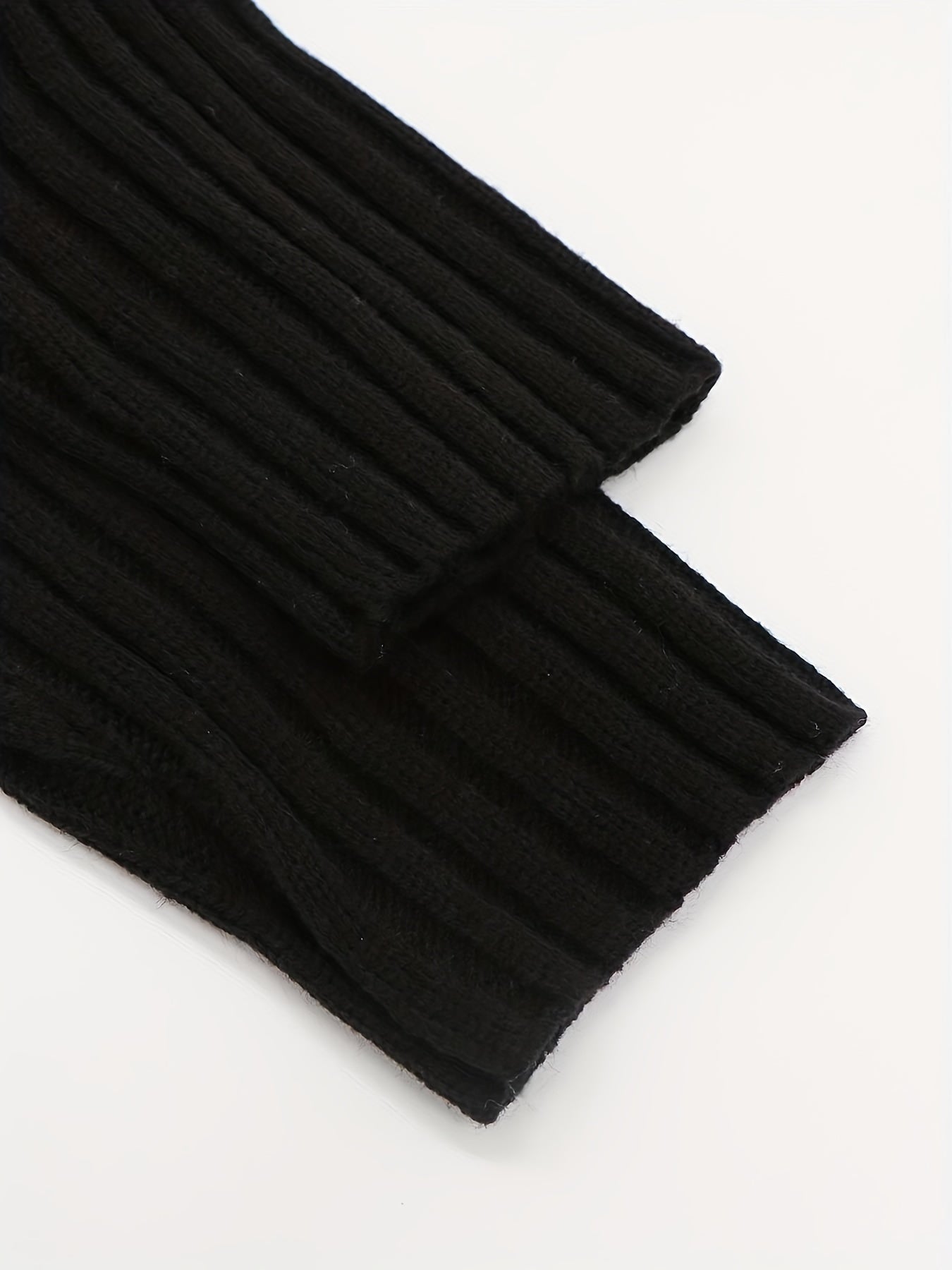 Erkaklar uchun katta o'lchamdagi turtlenek sviter, bir rangli akril to'qima, ozgina cho'ziluvchan, baland bo'yin, kuz/qish uchun odatdagi moslik. 100% akril, katta o'lcham.