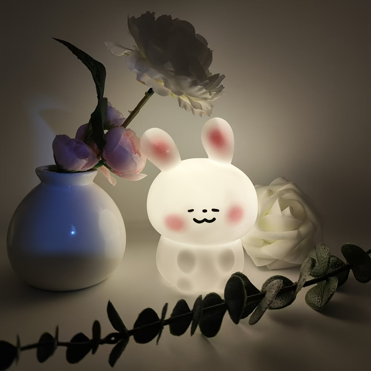Luz nocturna de conejito de plástico estilo asiático para niños y habitaciones, independiente, con batería