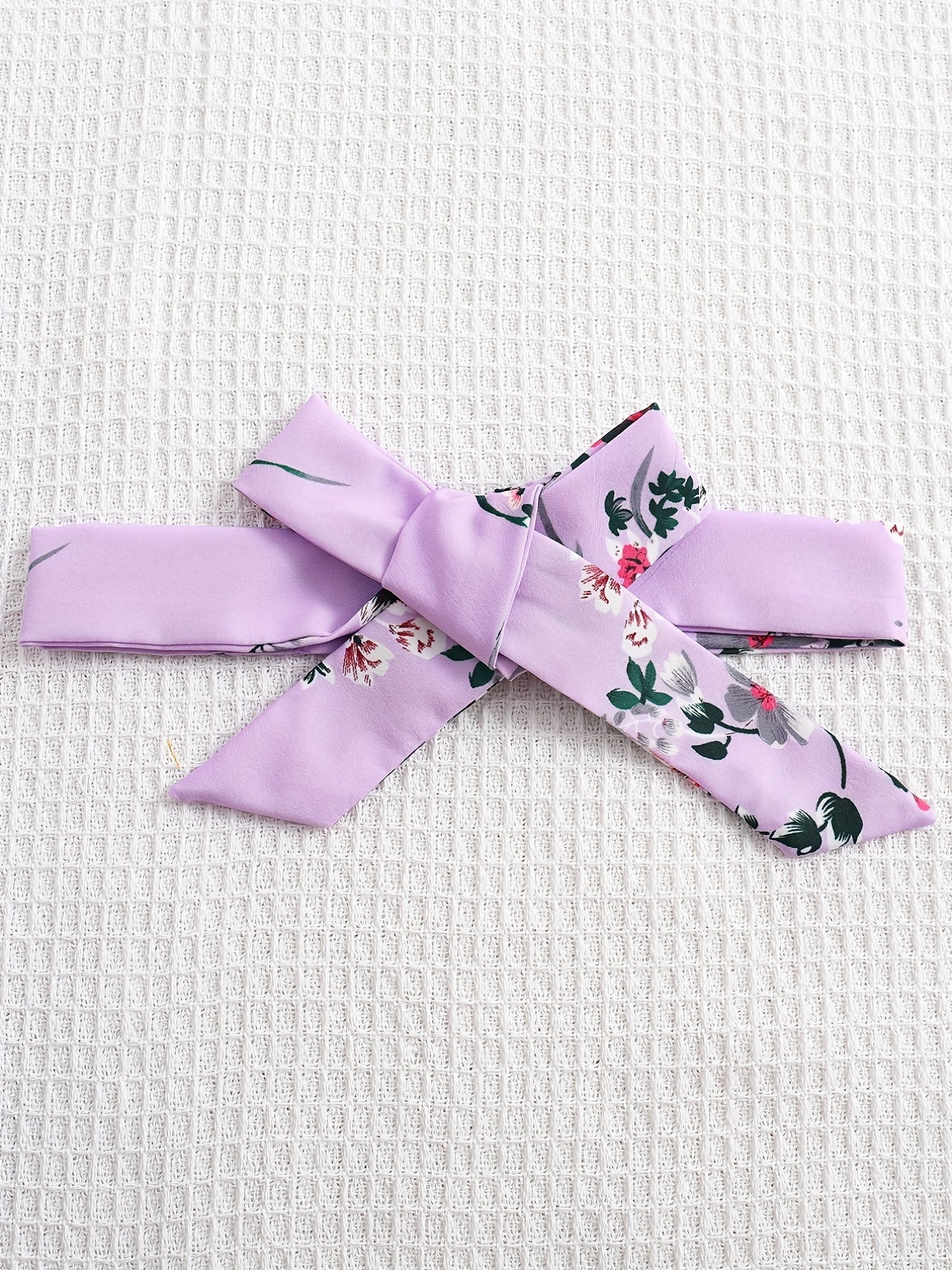 Летнее платье с открытыми плечами, с рюшами и цветочным графическим принтом.