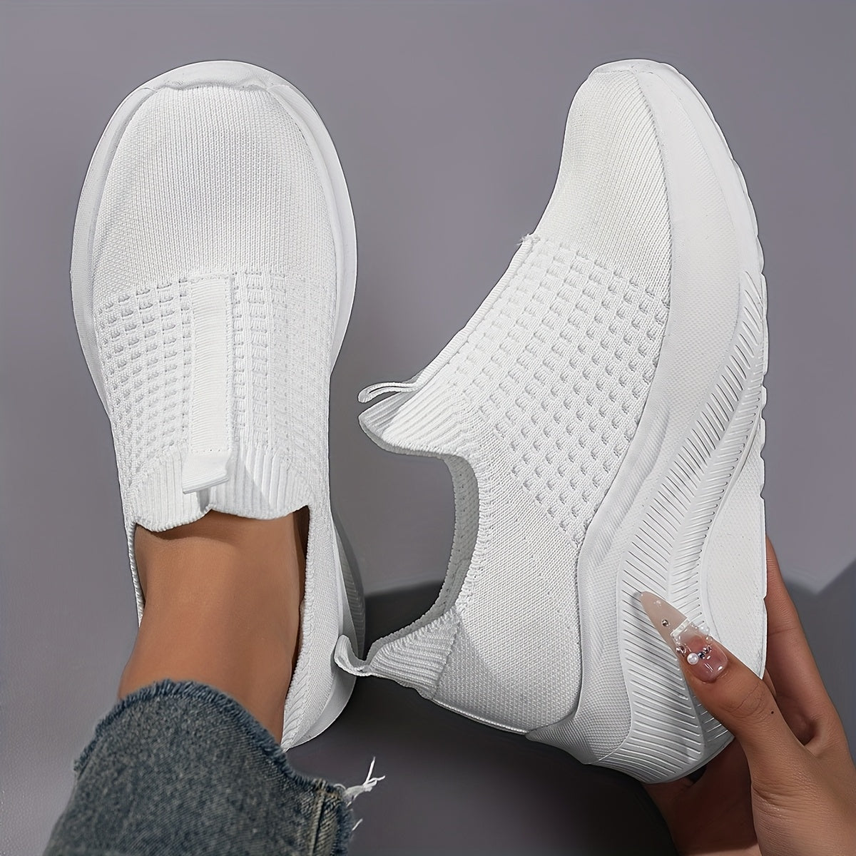 Ayollar uchun nafas oladigan slip-on sport oyoq kiyimlari oq rangda, kundalik va barcha mavsum uchun mos