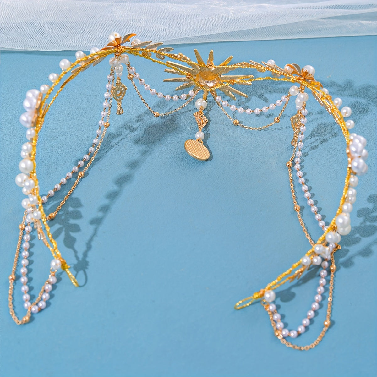 Qoʻlda tayyorlangan marjonli quyosh nuri bilan bezatilgan taqdirlar uchun quyosh gul va barg motivlari bilan taxt